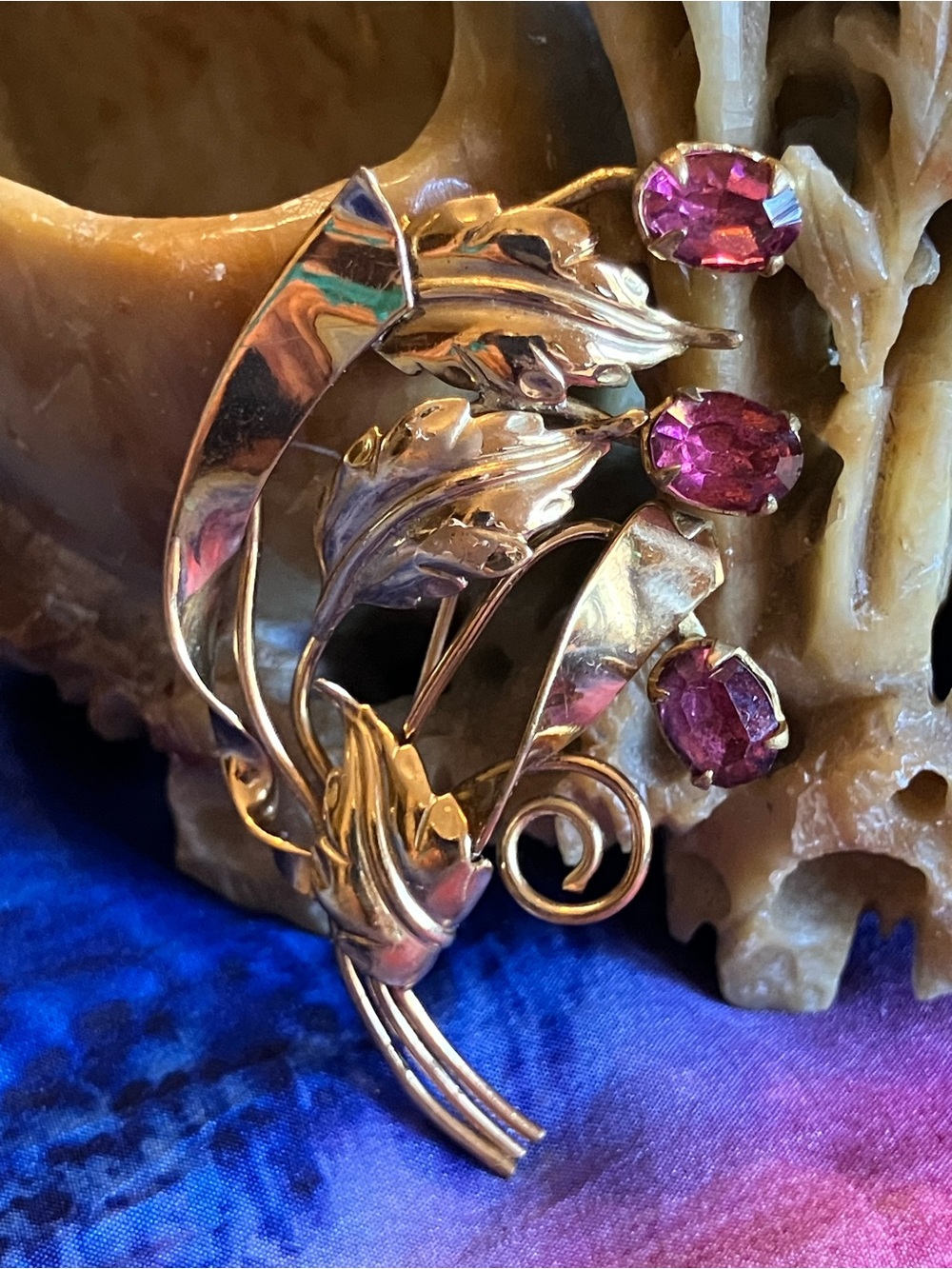 Gold and Ruby colored Flower Brooch. - Picture 9 of 10